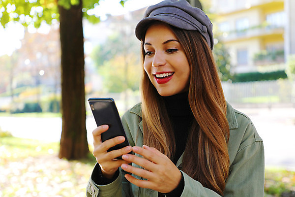 포토 JPG 해외이미지 백인 행복 겨울 인터넷 비즈니스 텍스트 모바일 세포 한명 사람 야외 스마트폰 핸드폰 독서 재킷 관찰 타이핑 잡기 도시 메시지 무선전화기 전화기 스마트 흥분 히스패닉 온라인 전송 문자메시지 카피스페이스 브라질사람 해외포토 서양인 1 계절 감정 컨셉 모션 전자제품 스마트기기 공백 외투 파일형식 이미지허브