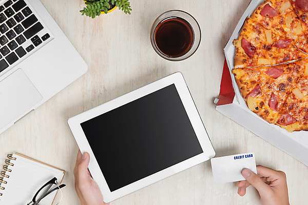 포토 JPG 해외이미지 손 피자 패스트푸드 실내 들기 신체부위 노트북 태블릿 신용카드 인스턴트 콜라 나무배경 해외포토 음식 백그라운드 모션 서양음식 사람 내부 금융 전자제품 스마트기기 탄산음료 파일형식 이미지허브