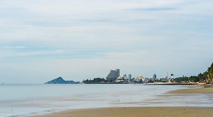 포토 JPG 해외이미지 나무 아시아 모래 파도 바다 여행 백그라운드 건축양식 태국 자연 하늘 휴가 풍경 사람없음 야외 건물 물 여름 파란색 빛 뷰티 흰색 도시 장면 내추럴 해외포토 자연요소 식물 건축물 계절 건축 나라 컬러 생태계 파일형식 이미지허브