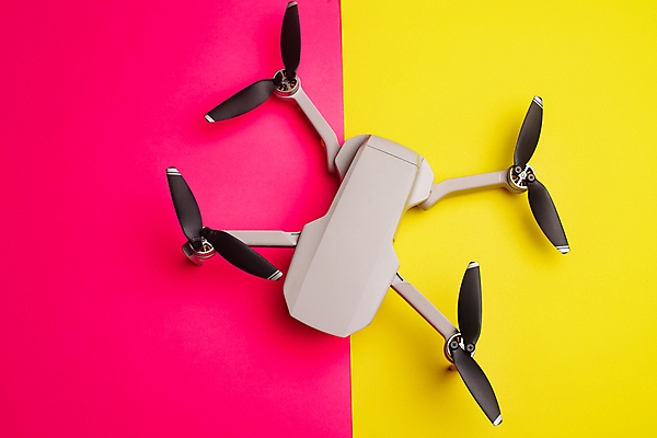 포토 JPG 해외이미지 직업 디자인 산업 백그라운드 컨셉 하늘 산 안테나 취미 사람없음 파란색 카메라 디지털 사진촬영 기계 장비 흰색 헬리콥터 파일럿 무선전화기 스마트 로봇 오브젝트 라디오 프로펠러 전자 감시 멀리 동영상 혁명 드론 스파이 제어 카피스페이스 해외포토 컬러 통신 비행기 전자제품 촬영 공백 전화기 파일형식 이미지허브