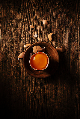 포토 JPG 해외이미지 실내 사람없음 하이앵글 계란 어둠 계란껍데기 깨짐 나무배경 해외포토 뷰포인트 백그라운드 컨셉 내부 알 파일형식 이미지허브