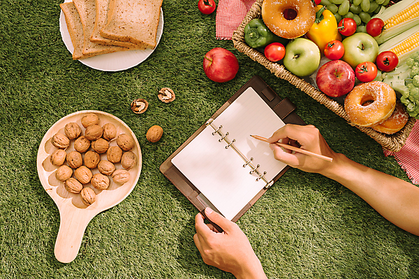 포토 JPG 해외이미지 주간 접시 손 토마토 파프리카 옥수수 잔디 야외 신체부위 연필 소풍 다이어리 기록 잡기 도넛 사과 식빵 호두 청사과 나무접시 해외포토 자연요소 식물 식기 빵 채소 과일 모션 학용품 디저트 곡류 사람 필기구 야외활동 사무용품 견과류 파일형식 이미지허브