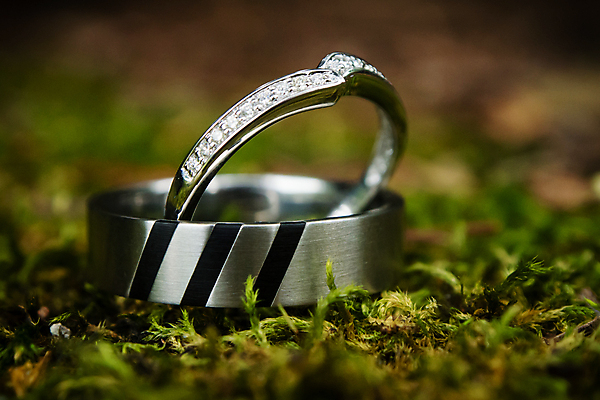 포토 JPG 해외이미지 결혼 2 자연 사랑 이벤트 사람없음 빛 기쁨 바위 반지 황금 은색 보석 소중 심볼 다이아몬드 약혼 백금 해외포토 감정 컬러 컨셉 장신구 돌_바위 광석 생태계 약속 파일형식 이미지허브