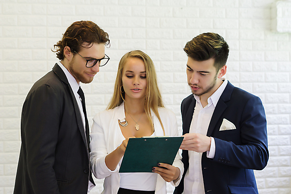 포토 JPG 해외이미지 백인 디자인 여자 남자 행복 커피 비즈니스 협력 노동자 직장 함께함 대화 사람 동양인 세명 사무실 카페 업무 작업 비즈니스맨 비즈니스우먼 그룹 토론 문서 단절 해외포토 서양인 직업 감정 음료 컨셉 회사 말하기 인종 상점 직장인 파일형식 이미지허브