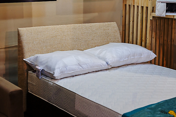 포토 JPG 해외이미지 디자인 가구 백그라운드 일러스트 베개 휴식 주택 사람없음 내부 목재 갈색 침실 방 흰색 침대 잠 오브젝트 고립 더블 매트리스 안락 해외포토 나무 컬러 생활용품 컨셉 재료 침구 건물 파일형식 이미지허브