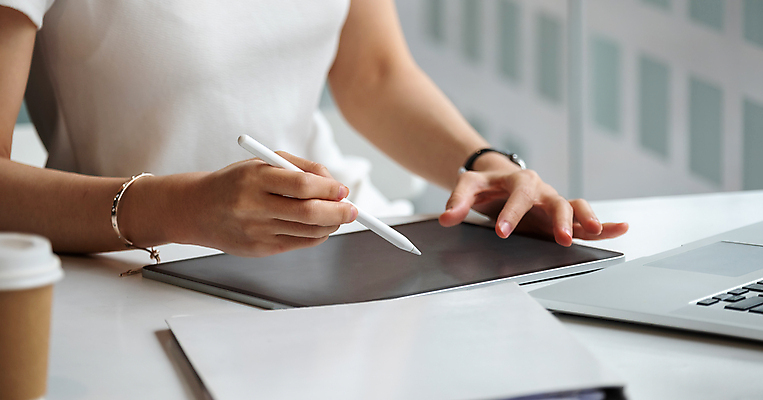 포토 JPG 해외이미지 손 여자 실내 한명 상반신 성인 옆모습 신체부위 태블릿 그리기 그래픽디자이너 성인여자한명만 태블릿펜 해외포토 1 뷰포인트 모션 사람 내부 전자제품 스마트기기 펜 디자이너 여자한명만 성인여자만 파일형식 이미지허브