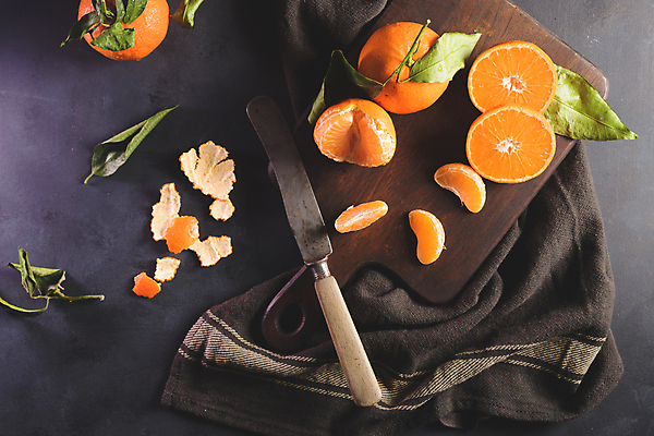 포토 JPG 해외이미지 검은배경 단면 귤 실내 사람없음 하이앵글 나이프 귤껍질 나무도마 해외포토 식기 뷰포인트 백그라운드 과일 도마 내부 목재 검은색 껍질 칼 파일형식 이미지허브