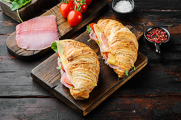 포토 JPG 해외이미지 방울토마토 실내 사람없음 크루아상 햄 소금 나무도마 통후추 나무배경 크루아상샌드위치 해외포토 빵 백그라운드 토마토 도마 샌드위치 육류 내부 목재 후추 파일형식 이미지허브