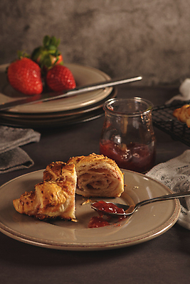 포토 JPG 해외이미지 접시 딸기 단면 유리병 실내 사람없음 숟가락 크루아상 딸기잼 해외포토 식기 빵 과일 병_용기 수저 내부 잼 파일형식 이미지허브