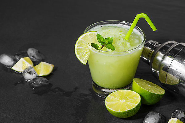 포토 JPG 해외이미지 검은배경 잔 실내 빨대 사람없음 얼음 라임 라임주스 쉐이커 해외포토 자연요소 식기 백그라운드 과일 내부 검은색 과일주스 파일형식 이미지허브