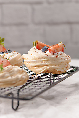 포토 JPG 해외이미지 딸기 디저트 실내 사람없음 케이크 머랭 파블로바 해외포토 음식 과일 내부 파일형식 이미지허브