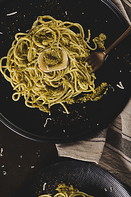 포토 JPG 해외이미지 접시 포크 검은배경 파스타 실내 사람없음 하이앵글 페스토 해외포토 식기 뷰포인트 백그라운드 서양음식 내부 검은색 소스_음식 파일형식 이미지허브