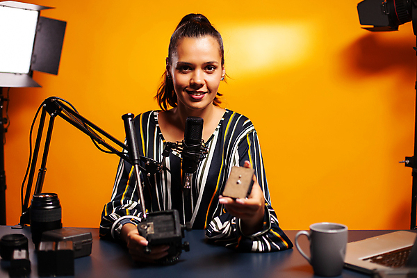 포토 JPG 해외이미지 여자 전등 안내 한명 들기 상반신 성인 앞모습 컵 노트북 촬영 주황색 책상 마이크 방송 촬영실 성인여자한명만 유튜버 해외포토 1 식기 뷰포인트 컬러 음향기기 가구 모션 조명 사람 전자제품 공간 여자한명만 성인여자만 파일형식 크리에이터 이미지허브