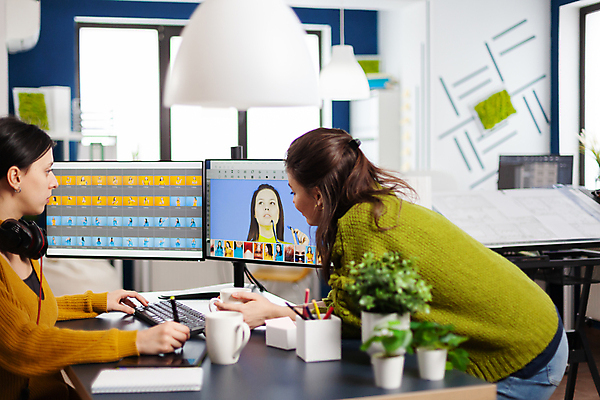 포토 JPG 해외이미지 여자 화분 전등 실내 상반신 성인 두명 옆모습 그래픽 모니터 머그컵 키보드 그래픽디자이너 성인여자만 태블릿펜 해외포토 뷰포인트 조명 사람 내부 컵 컴퓨터 펜 디자이너 여자만 성인만 파일형식 이미지허브