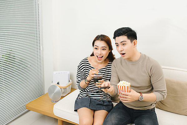 포토 JPG 해외이미지 커플 여자 남자 여유 휴식 실내 입벌림 들기 앉기 동양인 상반신 성인 두명 앞모습 영화 감탄 영화감상 성인만 집콕 홈시네마 해외포토 감정 뷰포인트 컨셉 관계 모션 문화예술 표정 사람 인종 내부 감상 신조어 파일형식 앳홈라이프 이미지허브