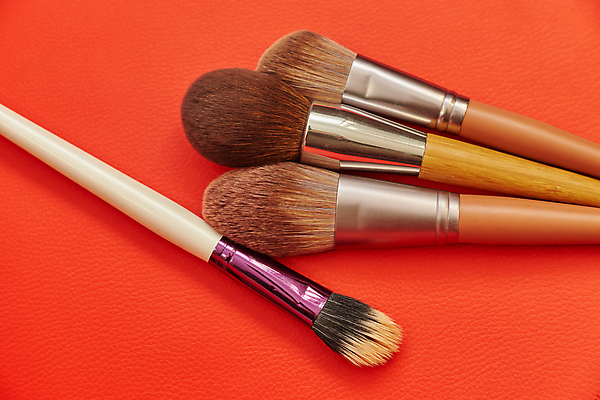 포토 JPG 해외이미지 실내 사람없음 화장품 메이크업브러쉬 빨간배경 해외포토 백그라운드 내부 빨간색 뷰티 붓 파일형식 이미지허브