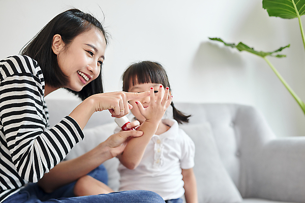 포토 JPG 해외이미지 여자 딸 행복 어린이 엄마 함께함 실내 웃음 동양인 상반신 성인 두명 앞모습 옆모습 가리킴 손톱관리 즐거움 매니큐어 여자만 해외포토 감정 뷰포인트 컨셉 가족 표정 사람 인종 손짓 내부 화장품 네일아트 파일형식 이미지허브