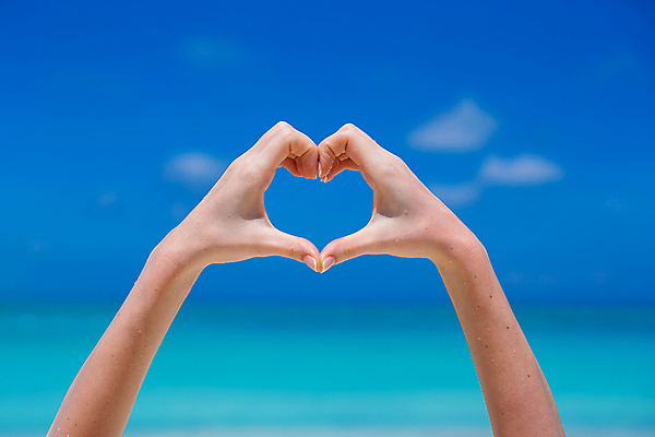 포토 JPG 해외이미지 손 행복 바다 하늘 사랑 신체부위 파란색 기쁨 하트 손하트 해외포토 모양 감정 컬러 사람 손짓 파일형식 이미지허브