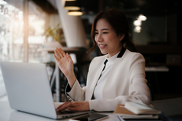 포토 JPG 해외이미지 여자 회의 실내 한명 미소 동양인 상반신 성인 옆모습 노트북 손들기 비즈니스우먼 화상통화 성인여자한명만 해외포토 1 뷰포인트 비즈니스 모션 표정 사람 인종 내부 전자제품 직장인 통화 여자한명만 성인여자만 파일형식 이미지허브