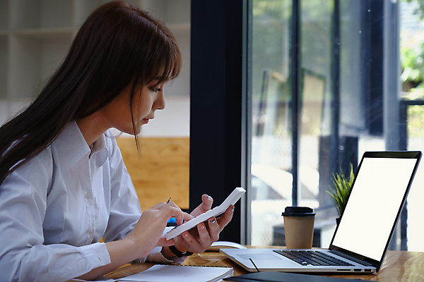 포토 JPG 해외이미지 모델 직업 학생 교육 돈 인터넷 학교 성공 노동자 직장 실내 한명 노트북 스마트폰 학습 스터디 일본 공책 방 타이핑 작업 비즈니스우먼 자신감 네트워크 메시지 치아 대표 사이버 스마트 책상 경영자 지역 온라인 동영상 경영 채팅 힙스터 해외포토 1 여자 패션 감정 아시아 가구 컨셉 회사 비즈니스 문구용품 사람 내부 전자제품 핸드폰 스마트기기 직장인 소화기관 재산 리더 파일형식 이미지허브