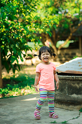 포토 JPG 해외이미지 공원 행복 감정 얼굴 어린이 백그라운드 자연 한명 서기 웃음 야외 초록색 금발 뷰티 산책 아기 작음 해외포토 1 헤어스타일 공공시설 컬러 모션 휴식 표정 사람 신체부위 크기 생태계 파일형식 이미지허브