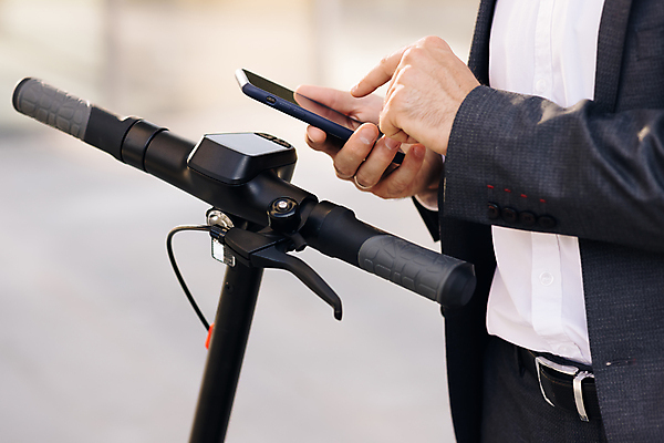 포토 JPG 해외이미지 여행 인터넷 비즈니스 교통시설 모바일 거리 한명 스마트폰 핸드폰 여행객 자전거 운전 스쿠터 도시 오픈 도심 어플리케이션 승차 스마트 에코 잠금 전자 대여 렌탈 생태학 해외포토 1 교육 교통 컨셉 모션 사람 전자제품 스마트기기 환경 바이크 오토바이 시설 보안 파일형식 이미지허브