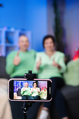 포토 JPG 해외이미지 여자 남자 주택 실내 성인 두명 아웃포커스 카메라 성인만 크리에이터 1인미디어 유튜버 스트리밍 영상촬영 해외포토 직업 촬영기법 사람 내부 건물 전자제품 촬영 방송 파일형식 이미지허브