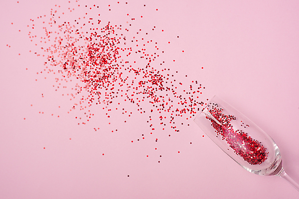 포토 JPG 해외이미지 실내 사람없음 반짝임 파티 샴페인잔 쏟아짐 더스트파티클 분홍색배경 흩어짐 해외포토 분홍색 백그라운드 컨셉 술잔 모션 이벤트 내부 파일형식 이미지허브