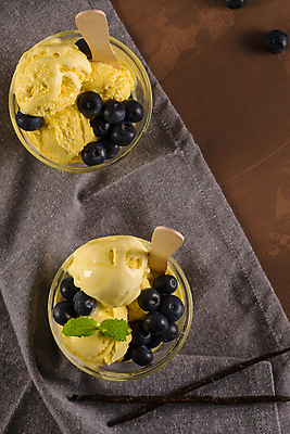 포토 JPG 해외이미지 아이스크림 잔 실내 사람없음 하이앵글 달콤 민트 블루베리 나무스푼 바닐라맛 나무배경 해외포토 식기 뷰포인트 백그라운드 과일 디저트 내부 맛 허브 나무숟가락 파일형식 이미지허브