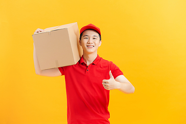 포토 JPG 해외이미지 응시 남자 실내 한명 들기 동양인 상반신 성인 앞모습 최고 택배기사 배달원 배송 택배 택배상자 노란배경 성인남자한명만 해외포토 직업 1 시선 뷰포인트 백그라운드 모션 사람 인종 내부 상자 노란색 운송업 남자한명만 성인남자만 파일형식 이미지허브