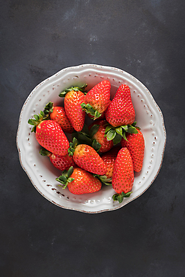 포토 JPG 해외이미지 그릇 회색배경 딸기 사람없음 하이앵글 달콤 해외포토 식기 뷰포인트 백그라운드 과일 회색 맛 파일형식 이미지허브