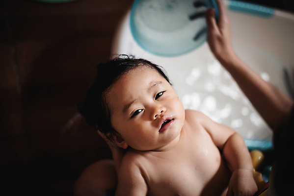 포토 JPG 해외이미지 백인 행복 감정 어린이 가족 놀이 엄마 주택 오리 수영장 실내 통 건강 한명 미소 웃음 물 파란색 노란색 목욕 거품 젖음 욕실 아기 신생아 떨어짐 빨래 작음 피부 비누 샴푸 걸음마 돌봄 샤워실 위생관리 해외포토 자연요소 서양인 1 컬러 컨셉 가사 관계 모션 조류 표정 관리 사람 내부 건물 신체부위 위생용품 청결 크기 샤워시설 파일형식 이미지허브