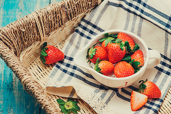 포토 JPG 해외이미지 딸기 단면 실내 사람없음 담기 파란배경 유리그릇 라탄바구니 나무배경 해외포토 그릇 백그라운드 과일 모션 유리 내부 파란색 바구니 파일형식 이미지허브
