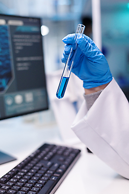 포토 JPG 해외이미지 손 과학 실내 실험기구 실험 들기 신체부위 실험복 실험실 과학자 시험관 연구소 방호복 해외포토 직업 옷 모션 사람 내부 가운 학자 파일형식 이미지허브