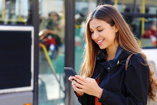 포토 JPG 해외이미지 학생 행복 여행 인터넷 비즈니스 배낭 교통시설 모바일 버스 한명 미소 사람 스마트폰 핸드폰 디지털 웹 기차 도시 티켓 어플리케이션 구매 스마트 대학교 출퇴근 전자 결제 승객 히스패닉 온라인 일반 프리랜서 힙스터 브라질사람 해외포토 직업 1 패션 감정 육상교통 교통 컨셉 가방 학교 대중교통 표정 전자제품 스마트기기 쇼핑 시설 파일형식 이미지허브