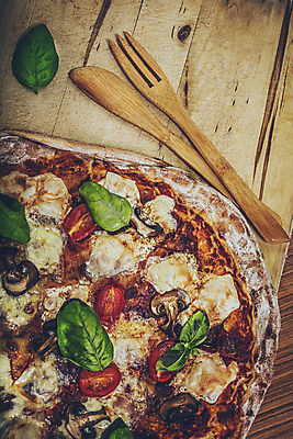 포토 JPG 해외이미지 전통 음식 조각 토마토 채소 탁자 치즈 피자 건강 육류 요리 사람없음 목재 주방 식당 식사 저녁식사 버섯 이탈리아 빵집 껍질 신선 원형 맛 정크푸드 정상 굽기 먹기 속도 메뉴 반죽 칼로리 후추 점심식사 모짜렐라치즈 채식주의자 해로움 핸드메이드 맛있는 해외포토 도형 나무 유럽 가구 컨셉 식재료 재료 모션 유제품 패스트푸드 서양음식 상점 구이 향신료 채식 파일형식 이미지허브