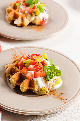 포토 JPG 해외이미지 접시 딸기 디저트 실내 키위 사람없음 달콤 민트 흰배경 와플 과일조각 해외포토 식기 음식 조각 백그라운드 과일 내부 흰색 맛 허브 파일형식 이미지허브