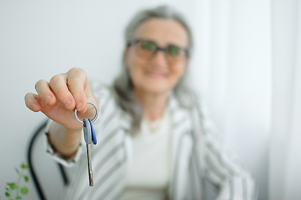 포토 JPG 해외이미지 백인 직업 라이프스타일 여자 행복 안경 컨셉 비즈니스 열쇠 새로움 아파트 주택 한명 사람 성인 사무실 뷰티 재킷 거래 비즈니스우먼 재산 구매 중개인 고객 투자 대출 렌탈 부동산중개인 옛날 진짜 해외포토 서양인 1 잡화 감정 부동산 건물 생활 금융 쇼핑 외투 직장인 파일형식 이미지허브