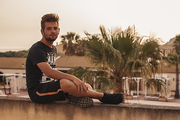 포토 JPG 해외이미지 백인 모델 1 학생 라이프스타일 응시 남자 행복 얼굴 벽 백그라운드 셔츠 비즈니스 벽돌 바닥 주택 한명 미소 사람 앉기 소년 성인 야외 컴퓨터 청춘 유행 방 흰색 청바지 표현 잡기 비즈니스맨 자신감 시원함 스타일 해외포토 서양인 시선 감정 어린이 컬러 컨셉 상의 바지 모션 표정 건물 생활 신체부위 전자제품 직장인 파일형식 이미지허브