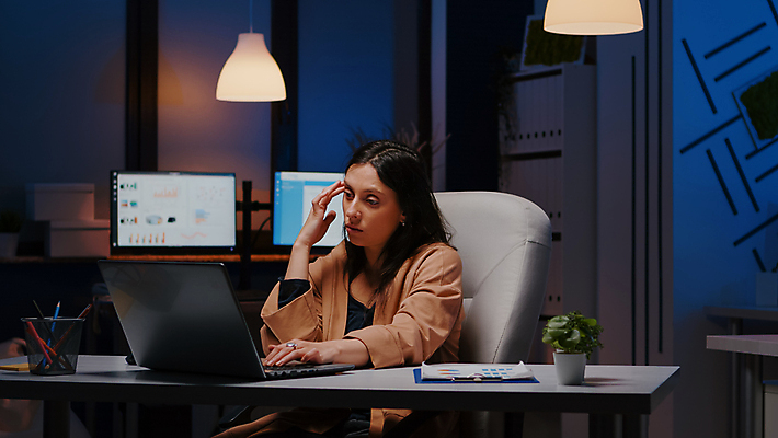 포토 JPG 해외이미지 서양인 여자 화분 의자 회사 사업가 탁자 조명 피곤 한명 앉기 상반신 성인 앞모습 옆모습 노트북 컴퓨터 사무실 타이핑 비즈니스우먼 야간 책상 업무과다 문제 야근 과로 성인여자한명만 해외포토 자연요소 외국인 직업 1 뷰포인트 가구 컨셉 비즈니스 모션 사람 전자제품 업무 직장인 여자한명만 성인여자만 파일형식 이미지허브