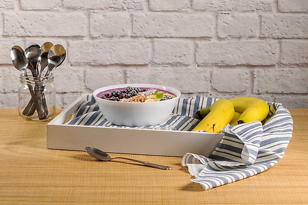 포토 JPG 해외이미지 그릇 유리병 쟁반 바나나 실내 사람없음 숟가락 식탁보 요거트 나무탁자 해외포토 식기 과일 탁자 병_용기 유제품 수저 내부 파일형식 이미지허브