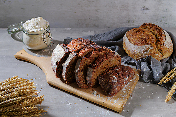 포토 JPG 해외이미지 회색배경 유리병 실내 사람없음 자르기 밀가루 벼이삭 나무도마 통밀빵 해외포토 빵 백그라운드 모션 병_용기 도마 내부 목재 회색 가루 이삭 파일형식 이미지허브