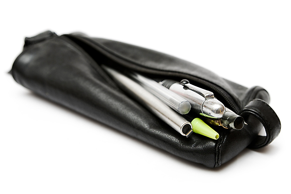 포토 JPG 해외이미지 교육 백그라운드 컨셉 가방 비즈니스 교실 학교 표시 문구용품 사람없음 스터디 사무실 연필 펜 검은색 침묵 쓰레기통 흰색 기구 도구 공구 기록 업무 닫기 가죽 다발 분수 고립 깃털펜 파우치 필기체 공급 해외포토 문자 잡화 컬러 모션 학용품 학습 필기구 소리 작업 오브젝트 파일형식 이미지허브