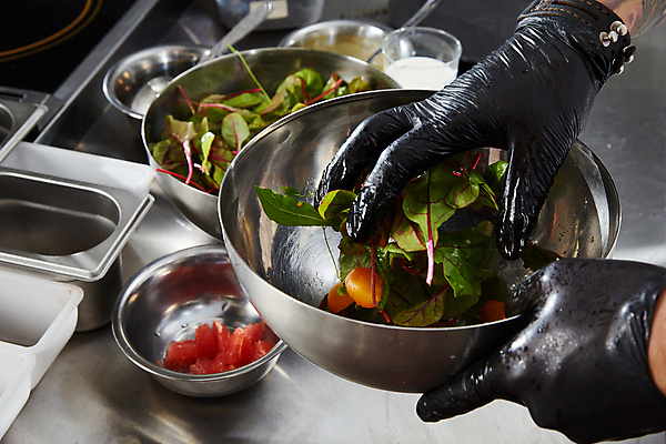 포토 JPG 해외이미지 직업 접시 손 남자 음식 유니폼 다이어트 토마토 채소 재료 탁자 호텔 실내 건강 요리 사람 사람없음 초록색 주방 식당 요리사 식사 저녁식사 샐러드 신선 업무 고명 사발 붓기 칼 메뉴 준비 유기농 레시피 점심식사 방법 채식주의자 비건 맛있는 해외포토 식기 웰빙 옷 컬러 가구 모션 숙소 내부 신체부위 상점 작업 사기그릇 채식 파일형식 이미지허브