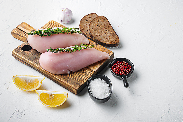 포토 JPG 해외이미지 그릇 빵 실내 마늘 사람없음 닭고기 신선 레몬 흰배경 날것 소금 후추 나무도마 닭가슴살 백리향 해외포토 식기 음식 백그라운드 채소 과일 도마 육류 내부 목재 흰색 향신료 파일형식 이미지허브