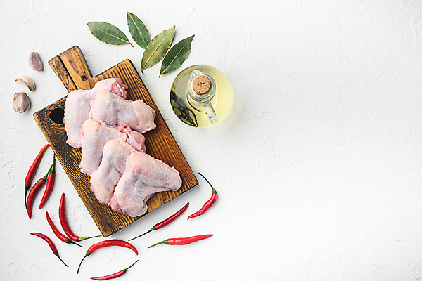 포토 JPG 해외이미지 고추 유리병 실내 마늘 사람없음 하이앵글 닭고기 신선 올리브오일 흰배경 날것 나무도마 닭날개 월계수 카피스페이스 해외포토 뷰포인트 백그라운드 채소 병_용기 도마 육류 내부 목재 공백 흰색 기름_음식 파일형식 이미지허브