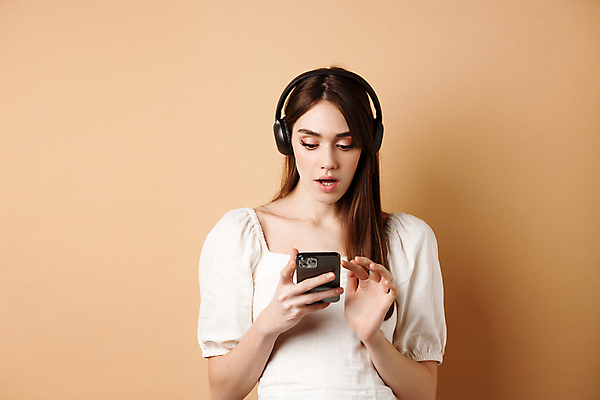 포토 JPG 해외이미지 여자 실내 한명 들기 상반신 성인 앞모습 스마트폰 헤드셋 놀람 노래감상 성인여자한명만 해외포토 1 감정 뷰포인트 음향기기 모션 표정 사람 내부 핸드폰 스마트기기 헤드폰 음악감상 여자한명만 성인여자만 파일형식 이미지허브