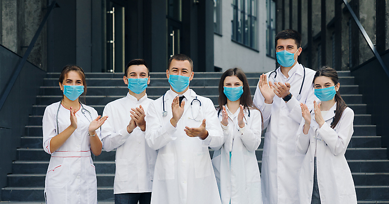 포토 JPG 해외이미지 손 유럽 전등 거리 건강 병원 사람 여러명 야외 건강관리 의사 도시 그룹 스페인 바이러스 야간 박수 감사 싸움 노력 희생 영웅 마드리드 사이렌 순찰 장교 지원 존경 해외포토 자연요소 감정 나라 다수 의학 모션 조명 관리 손짓 신체부위 의료진 파일형식 이미지허브