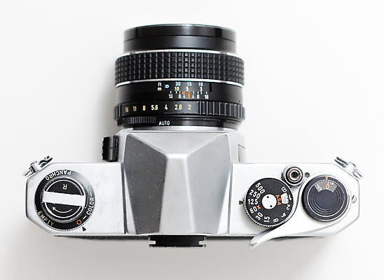 포토 JPG 해외이미지 실내 사람없음 하이앵글 빈티지 오브젝트 흰배경 복고 필름카메라 해외포토 뷰포인트 백그라운드 컨셉 내부 카메라 흰색 파일형식 이미지허브