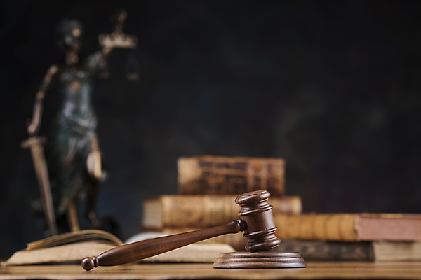 포토 JPG 해외이미지 검은배경 실내 사람없음 아웃포커스 책 오브젝트 법 의사봉 정의의여신상 해외포토 백그라운드 촬영기법 내부 검은색 여신상 파일형식 이미지허브